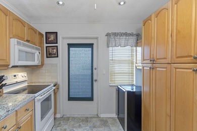 Beautifully renovated 2/2 in the heart of Hallandale Beach, just - photo 26