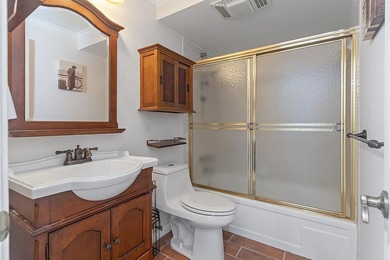 Beautifully renovated 2/2 in the heart of Hallandale Beach, just - photo 27