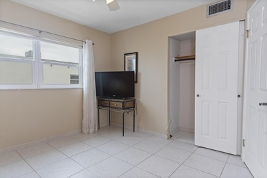 Beautifully renovated 2/2 in the heart of Hallandale Beach, just - photo 31