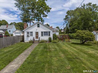 Welcome to 58 Vivian Street, a well maintained Cape that offers - photo 2