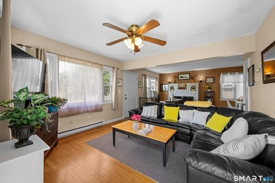 Welcome to 58 Vivian Street, a well maintained Cape that offers - photo 3