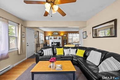 Welcome to 58 Vivian Street, a well maintained Cape that offers - photo 4