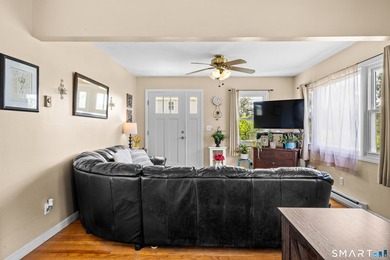 Welcome to 58 Vivian Street, a well maintained Cape that offers - photo 6