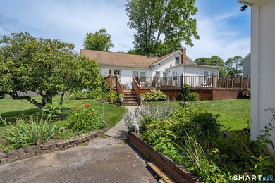 Welcome to 58 Vivian Street, a well maintained Cape that offers - photo 8