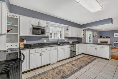 Welcome to 12 Surrey Lane -- where space, comfort, and location - photo 20