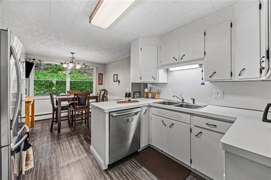 Welcome to this 4 bedroom, 1.5 bathroom home nestled at the end - photo 9