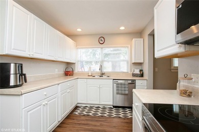 Reducede see this delightful, light and bright updated 3 bedroom - photo 8