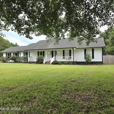 One level home with 2057 sq ft. 3 large bedrooms 2 full - photo 1