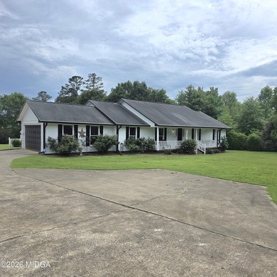 One level home with 2057 sq ft. 3 large bedrooms 2 full - photo 3