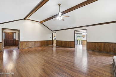 One level home with 2057 sq ft. 3 large bedrooms 2 full - photo 9