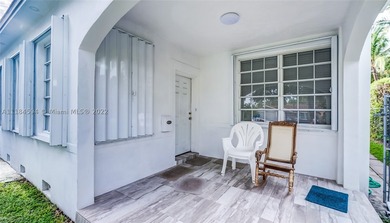 Exceptional opportunity to buy this mid century 3 bed & 2 bath - photo 6