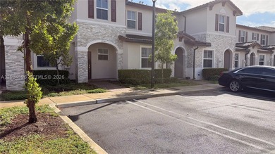 Beautiful and well-maintained 3-bedroom, 2.5-bath townhouse - photo 1