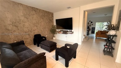 Beautiful and well-maintained 3-bedroom, 2.5-bath townhouse - photo 3
