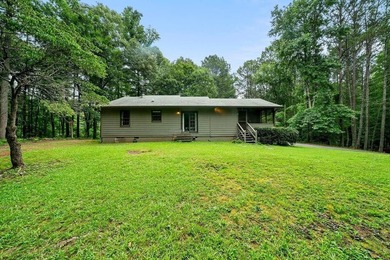 Escape to privacy and convenience with this charming 3-bedroom - photo 28