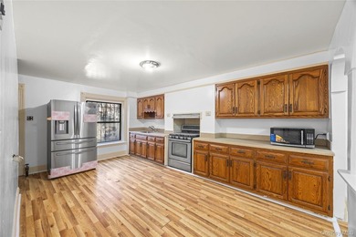 JUST LISTED! SPACIOUS 6 BEDROOM, 3.5 BATH MULTI-FAMILY HOME IN - photo 4