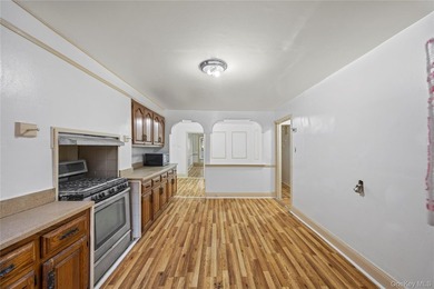 JUST LISTED! SPACIOUS 6 BEDROOM, 3.5 BATH MULTI-FAMILY HOME IN - photo 6