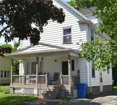 This spacious 4-bedroom home. Large front porch. You also have a - photo 3