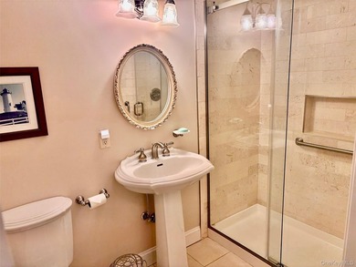 Spectacular ground level one bedroom. Meticulously maintained - photo 8