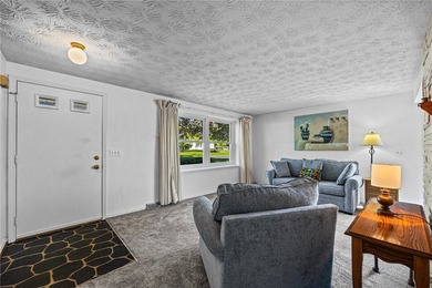 Adorable 2-bedroom, 1.5-bath end-unit condo in Webster offering - photo 4