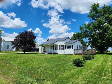 Welcome home to this charming 2 bedroom, 1 bath residence - photo 2