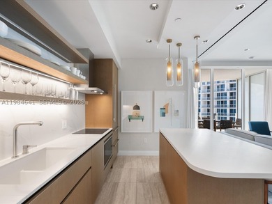 A refined coastal residence within the prestigious Four Seasons - photo 5