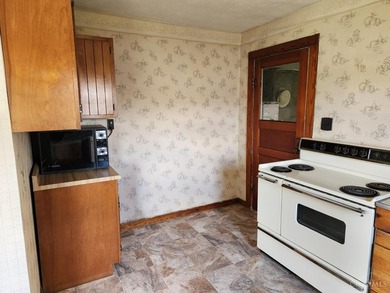 Welcome home to this charming 2 bedroom, 1 bath residence - photo 8