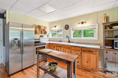 Creekside Mountain Retreat with Views, Dual Decks & Flexible - photo 8