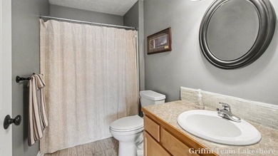 Time for a low maintenance condo, ready to move into? Here is a - photo 11