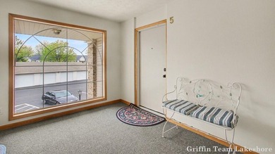 Time for a low maintenance condo, ready to move into? Here is a - photo 13