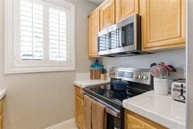 500 sqft patio! Corner/end unit, single-level living with no - photo 6