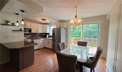 Welcome home to the perfect blend of privacy, convenience, and - photo 4