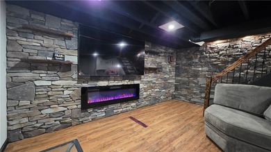 Welcome home to the perfect blend of privacy, convenience, and - photo 7