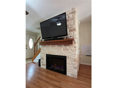 Welcome home to the perfect blend of privacy, convenience, and - photo 10