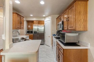 A beautifully updated 3bed, 2.5bath townhome offering comfort - photo 14
