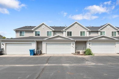 A beautifully updated 3bed, 2.5bath townhome offering comfort - photo 31