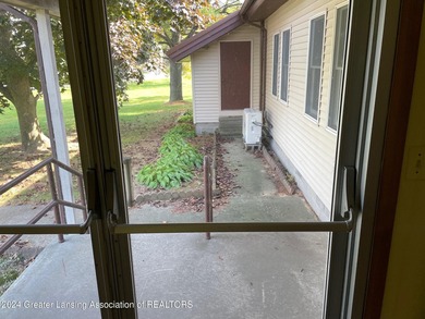 Beautifully maintained church sitting on 6 lots. Easy in and out - photo 4