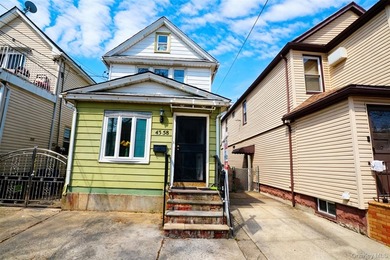 Two-family house located in Flushing, well-maintained, features - photo 1