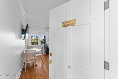 This enchanting 3-room suite is your perfect gateway to Bald - photo 22