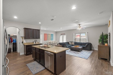 *HUGE OVERSIZE LOT, SALTWATER GUNITE POOL* Welcome to this - photo 9