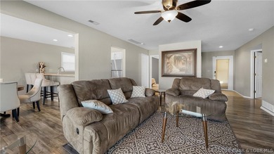 Outstanding lakeview condo in a beautifully maintained - photo 2