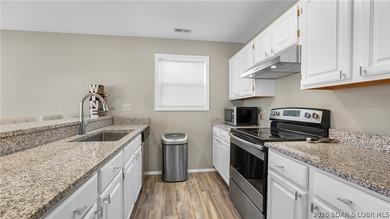 Outstanding lakeview condo in a beautifully maintained - photo 4
