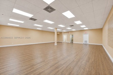 Prime location for this commercial 7,640 sq ft building with a - photo 8