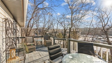 Charming 2 Bed, 2 Bath Lakeview Home - Fully Furnished & Move-In - photo 2