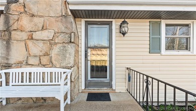 Charming 2 Bed, 2 Bath Lakeview Home - Fully Furnished & Move-In - photo 3