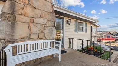 Charming 2 Bed, 2 Bath Lakeview Home - Fully Furnished & Move-In - photo 5