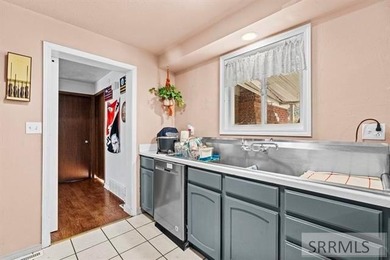 If you are looking for space, and a great deal, this home is it! - photo 9