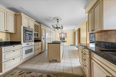 Welcome to this beautifully maintained brick ranch in the heart - photo 11