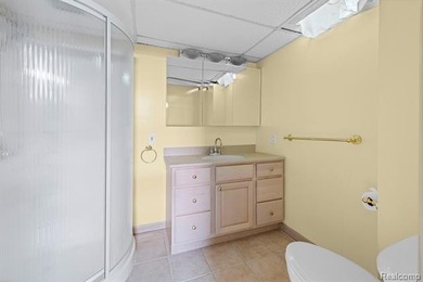 Welcome to this beautifully maintained brick ranch in the heart - photo 20
