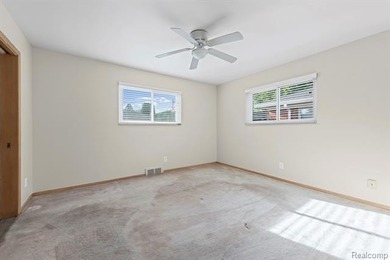 Welcome to this beautifully maintained brick ranch in the heart - photo 24