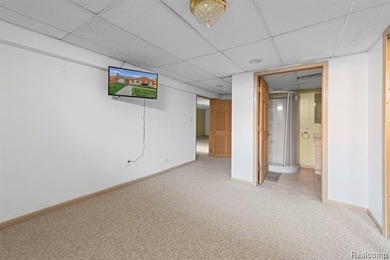Welcome to this beautifully maintained brick ranch in the heart - photo 28